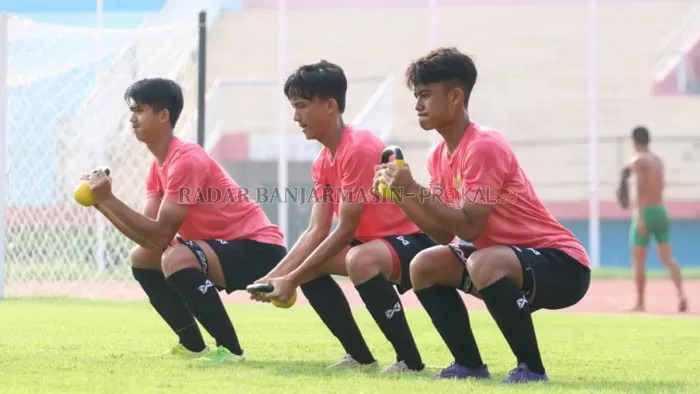 MENYAYANGKAN: Asisten pelatih Timnas Indonesia U-16, Indriyanto Nugroho menilai pengunduran jadwal karena wabah corona sangat mengganggu persiapan di ajang Piala Asia U-16.