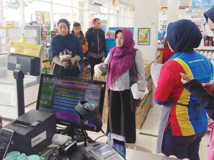 TANGGAP DARURAT: Pemkab Tanbu menyosialisasikan status tanggap darurat kepada pemilik toko dan mini market. (Foto Karyono/Radar Banjarmasin).