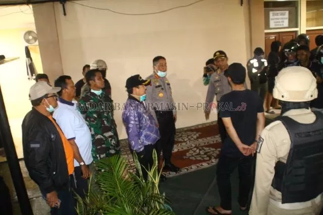 PATROLI: Wali Kota Banjarmasin Ibnu Sina mengajak pedagang di Jalan Hasan Basri bicara. Menyarankan mereka untuk hanya menyediakan bungkusan. | FOTO: MAULANA/RADAR BANJARMASIN