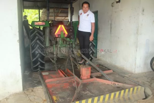JANGAN BECEK: Pengelola Swargaloka, Erliyanoor menunjukkan traktor yang dimiliki Swargaloka untuk memotong rumput fairway.