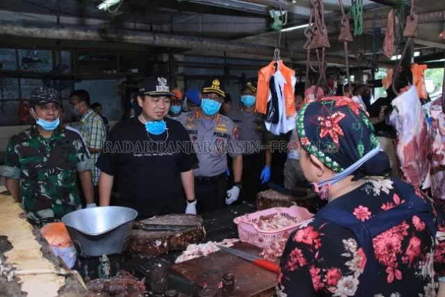 PANTAU HARGA: Wali Kota Banjarmasin Ibnu Sina menyidak Pasar Lama. Menanyakan harga dan pasokan kepada pedagang, Jumat (27/3). | FOTO: MAULANA/RADAR BANJARMASIN