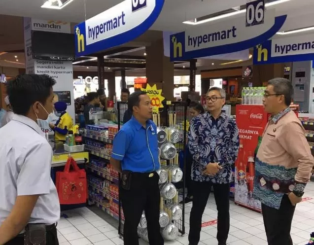 MONITORING: Wakil Walikota Banjarbaru, Darmawan Jaya (paling kiri) mengecek ketersediaan bahan pokok sekaligus monitoring harga di salah satu retail modern di pusat perbelanjaan di Banjarbaru beberapa waktu lalu. (Foto - Darmawan Jaya for Radar)