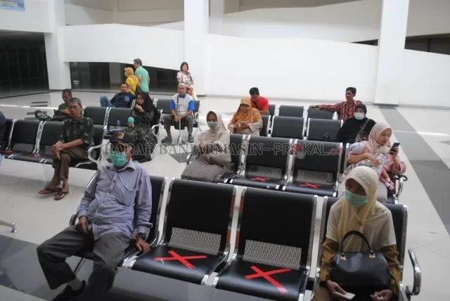 JAGA JARAK: Suasana antrean di RSD Idaman Banjarbaru, beberapa waktu lalu. Pihak RS menerapkan social distancing untuk meminimalisir penularan Covid-19 dengan memberi jarak tempat duduk para pasien menggunakan tanda silang. | FOTO: SUTRISNO/RADAR BANJARMASIN