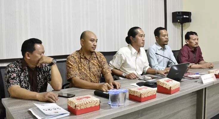 TERDAMPAK: Para komisioner KPU Kota Banjarbaru saat hadir dalam suatu acara, beberapa waktu lalu. Mewabahnya virus mengakibatkan empat tahapan Pilkada Banjarbaru 2020 ditunda. | FOTO: KPU BANJARBARU