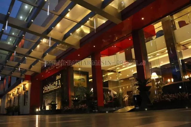LENGANG: Suasana lobi Hotel Roditha Banjarbaru, kemarin. Tampak sepi, lantaran tingkat okupansi hotel saat ini turun drastis. |  FOTO: SUTRISNO/RADAR BANJARMASIN