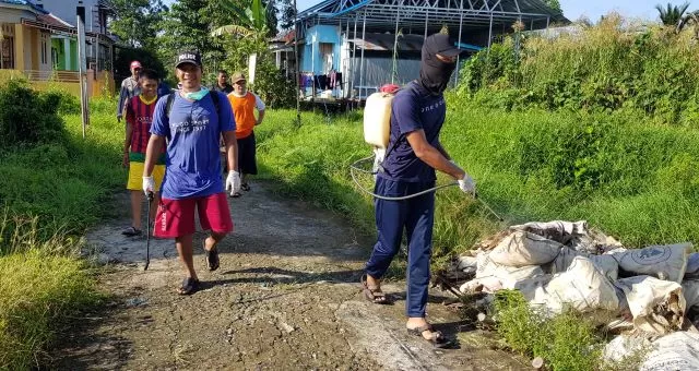 MANDIRI: Warga Kompleks Cakra Indah, Semangat Dalam, Kabupaten Batola menyemprot lingkungan tempat tinggal.