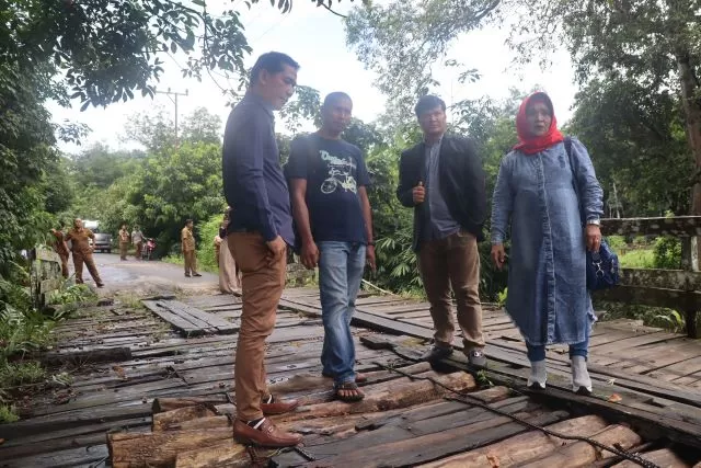 MONITORING : Ketua Komisi III DPRD Balangan Elly Satriana (kanan) saat memeriksa kondisi jembatan di salah satu desa. | FOTO: HUMAS FOR RADAR BANJARMASIN.
