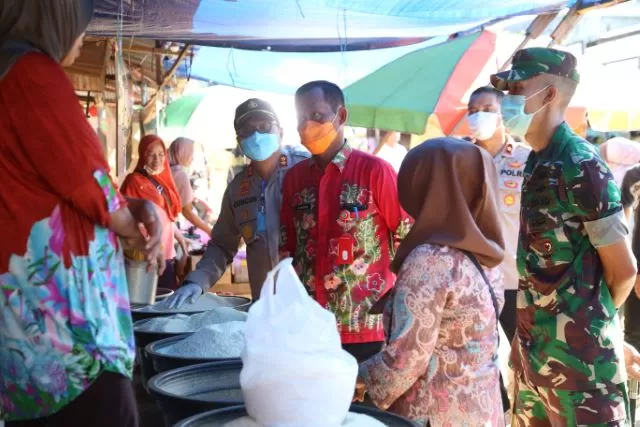 PANTAUAN: Bupati Tala Sukamta akan melakukan operasi pasar guna menekan harga kebutuhan pokok yang tinggi.