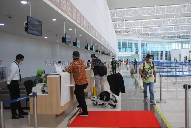 BAKAL SEMAKIN SEPI: Suasana di area check in Bandara Internasional Syamsudin Noor, baru-baru tadi. Pemerintah  resmi membatasi arus masuk ke dalam wilayah Kalsel. | FOTO: SUTRISNO/RADAR BANJARMASIN