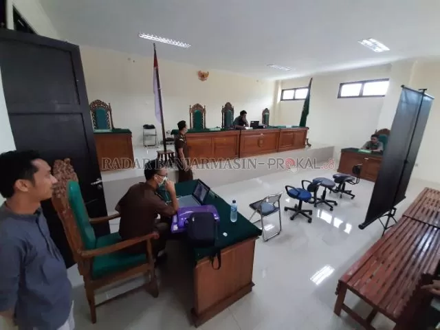 LEBIH RIBET: Petugas pangadilan dan kejaksaan, menyiapkan proses jalannya persidangan secara online, kemarin. | Foto: Wahyu Ramadhan/Radar Banjarmasin
