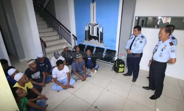 KLOTER PERTAMA: Kalapas Kelas II B Banjarbaru, Herliadi (paling kanan) memberikan arahan kepada 14 narapidana yang dinyatakan bebas pada Kamis (2/4) siang.  | Foto: Muhammad Rifani/Radar Banjarmasin
