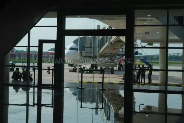 BERKURANG: Pesawat saat parkir di Bandara Internasional Syamsudin Noor, beberapa waktu lalu. Saat ini sudah ada maskapai yang mengurangi penerbangan, yakni hanya satu kali untuk satu rute. | FOTO: SUTRISNO/RADAR BANJARMASIN