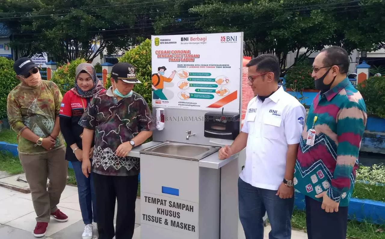 BANTUAN: BNI Cabang Banjarmasin menyerahkan bantuan fasilitas tempat mencuci tangan untuk masyarakat umum kepada Pemko Banjarmasin, Jumat (3/4) pagi.