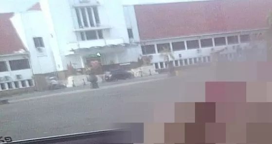 BIKIN HEBOH: Potongan foto yang viral di grup-grup Whatsapp dengan latar belakang Balai Kota Banjarbaru. Keaslian foto ini masih diselidiki oleh pihak berwajib.