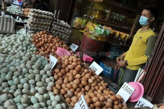 SENTRA ANTASARI: Pedagang telur di Pasar Sentra Antasari, Banjarmasin Tengah. Kini warga bisa mengurangi jalan-jalan ke pasar tradisional dengan berbelanja via online.