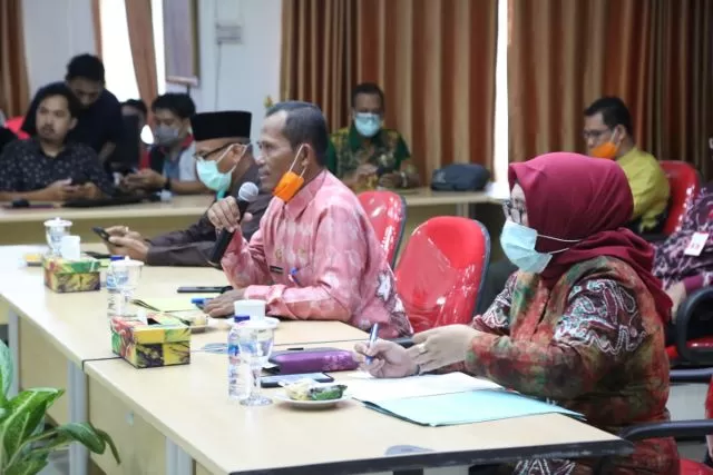 VIDCON: Bupati Tala Sukamta memberikan arahan kepada para Camat dan Kepala Desa terkait pencegahan penyebaran corona melalui video conference (Vidcon).