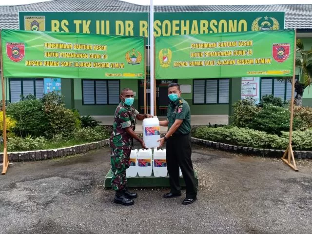 Kepala Rumah Sakit TK-III dr Soeharsono, Letkol Ckm dr Awaluddin seusai menerima bantuan lima jeriken cairan antiseptik dari Kasimatkes Kesdam VI/Mulawarman Mayor Ckm Flip Sasake.