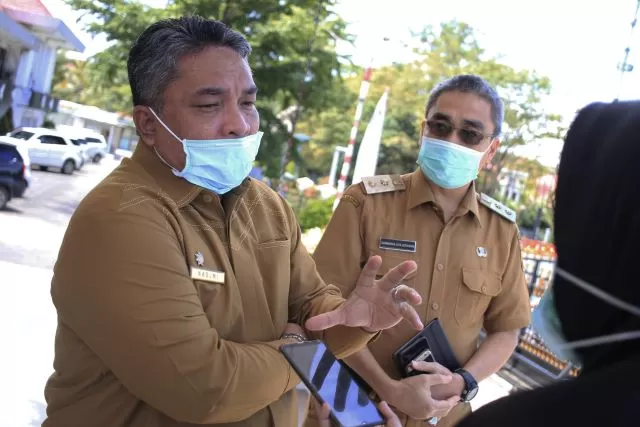 MENYUMBANG: Walikota Banjarbaru, Nadjmi Adhani (kiri) dan Wakil Walikota Banjarbaru, Darmawan Jata Setiawan memastikan akan menyerahkan seluruh gajinya untuk penanganan Covid-19 di Banjarbaru. | Foto: Muhammad Rifani/Radar Banjarmasin