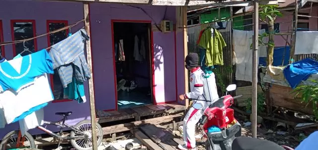 DISINFEKTAN: Tim penyemprotan rumah warga di Jalan Gerilya, Kelurahan Kelayan, Banjarmasin Selatan, Senin (5/4) kemarin.