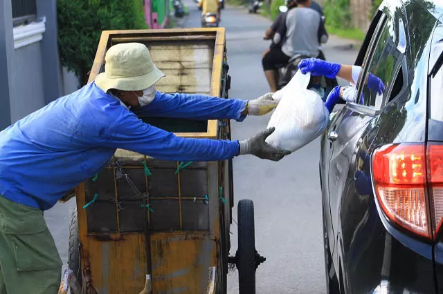 PEDULI: Pengurus IWAPI Banjarmasin membagikan paket sembako kepada penarik becak di kawasan Jalan Sutoyo S, Selasa (7/4) pagi.