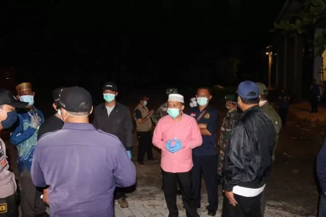 MENINJAU POSKO: Bupati Tanah Bumbu H Sudian Noor meninjau langsung Posko 4 Gugus Tugas Covid-19 di wilayah Kecamatan Simpang Empat, Sabtu (4/4), malam. (Foto Diskominfo Tanbu For Radar Banjarmasin).
