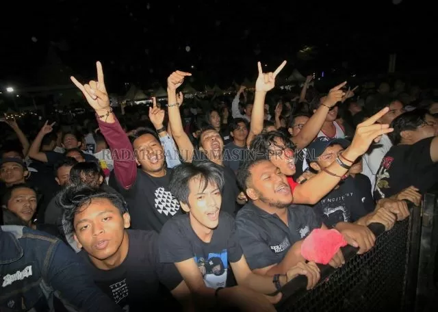 KELAM: Pertunjukkan konser musik yang bertempat di Lapangan Murjani Banjarbaru selalu ramai penonton. Namun, antusiasme ini kini sementara tak bisa dinikmati lagi lantaran adanya pelarangan penggunaan lapangan Murjani untuk event yang mengumpulkan massa karena pandemi Covid-19. | Foto: Muhammad Rifani/Radar Banjarmasin