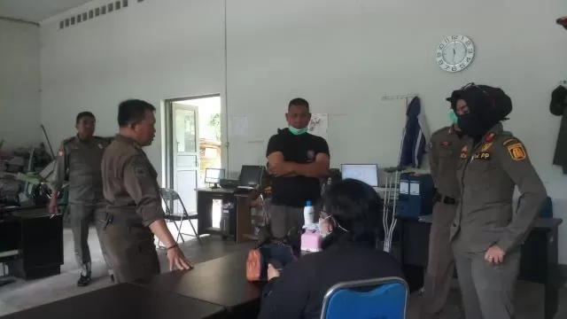 TAK KAPOK: Petugas Satpol PP Banjarbaru saat mengamankan PSK Pembatuan berinisial NR yang ketahuan beroperasi di tengah pandemi virus corona, Rabu (8/4) tadi. | FOTO: SATPOL PP BANJARBARU FOR RADAR BANJARMASIN