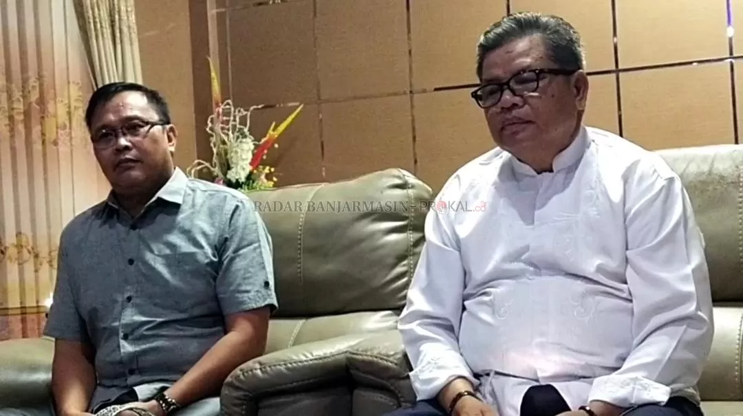 SIAGA : Bupati dan juga Ketua tim Gugus Tigas penanganan COVID-19 Balangan, Ansharuddin saat melakukan konferensi pers. | FOTO:WAHYYDI/RADAR BANJARMASIN.