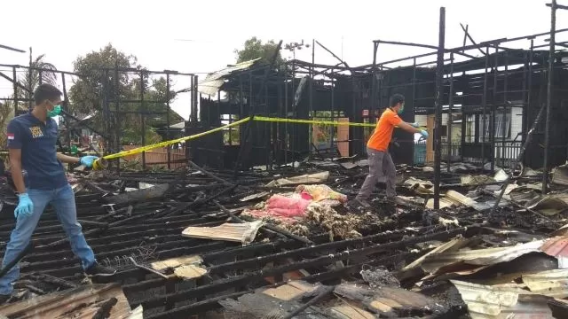 MUSIBAH LAGI : Tiga rumah di Desa Baliuk RT 1 Kecamatan Marabahan ludes terbakar dilahap si jago merah. | Foto: Polsek Marabahan for Radar Banjarmasin
