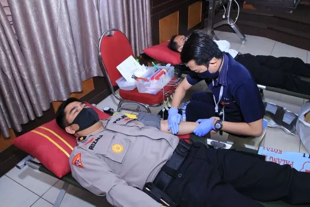 SETETES DARAH: Personel Polresta Banjarmasin berhasil mengumpulkan 65 kantong darah untuk membantu kebutuhan PMI. | Foto: HUMAS POLRESTA BANJARMASIN