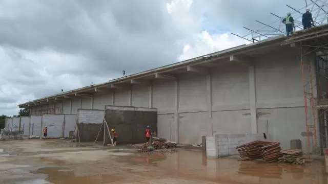 TERUS DIGENJOT: Pekerja proyek di pasar baru Bauntung di Jalan RO Ulin saat ini tengah dalam proses pengerjaan blok lapak pedagang. | Foto: PUPR Banjarbaru for Radar Banjarmasin