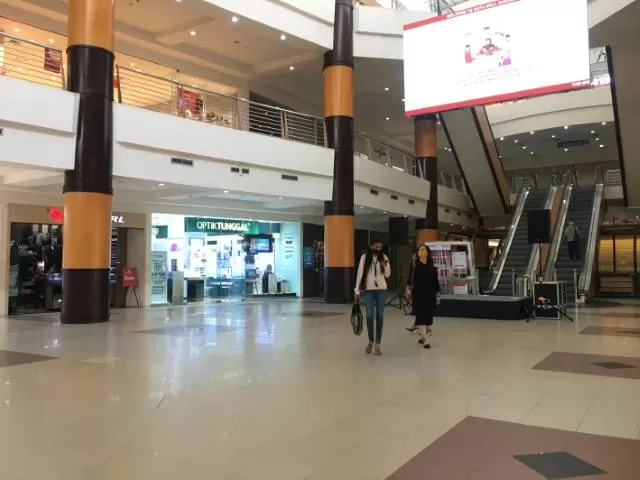 TAK SABAR: Suasana di Duta Mall Banjarmasin, kemarin. Meski pemerintah mengimbau agar masyarakat mengurangi kegiatan di luar rumah dan menghindari tempat ramai, banyak juga warga yang mendatangi mall karena mengaku bosan di rumah. | Foto: M OSCAR FRABY/RADAR BANJARMASIN