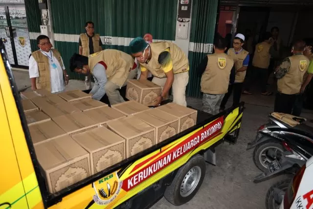 PEDULI: Kerukunan Keluarga Bakumpai (KKB) menyalurkan 100 paket sembako kepada warga miskin di Kecamatan Banjarmasin Barat, Jumat (17/4).