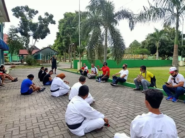 BERI ARAHAN: Ketua Umum KONI Kalsel Bambang Heri Purnama memotivasi atlet tinju dan kempo Kalsel yang diproyeksikan ke PON Papua.