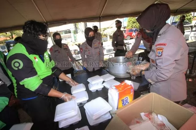 MAKANAN GRATIS: Aparat dan kelompok ojek online menyajikan 1000 porsi makanan, Selasa (21/4) siang. | Foto: Muhammad Rifani/Radar Banjarmasin