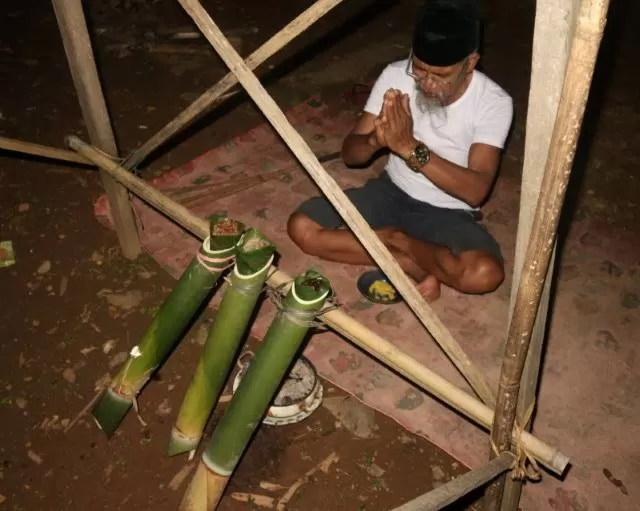 Rusdiansyah, tetua adat Dayak Meratus Kecamatan Piani Kabupaten Tapin, melakukan ritual tolak bala, untuk cegah wabah Covid-19. | Foto: Rasidi Fadli/Radar Banjarmasin