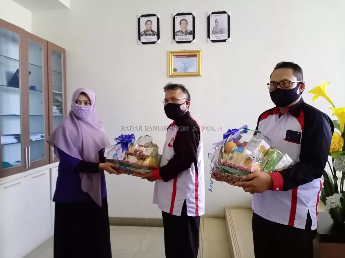 PAKET NUTRISI: Presiden IMA Banjarmasin-Banjarbaru Sutjipto menyerahkan bingkisan nutrisi untuk medis di dua rumah sakit Kota Banjarbaru, Kamis (23/4).