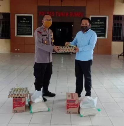 BANTUAN : Bupati Tanbu, H Sudian Noor (kanan) menyerahkan bantuan sosial untuk mantan narapidana warga Tanah Bumbu binaan Lembaga Pemasyarakatan (LP) Kotabaru. | Foto Istimewa For Radar Banjarmasin
