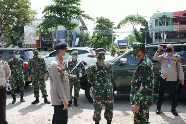 ATURAN: Danrem 101/Antasari, Kolonel Inf Firmansyah memantau pos PSBB Banjarmasin, Jumat (24/4) siang.