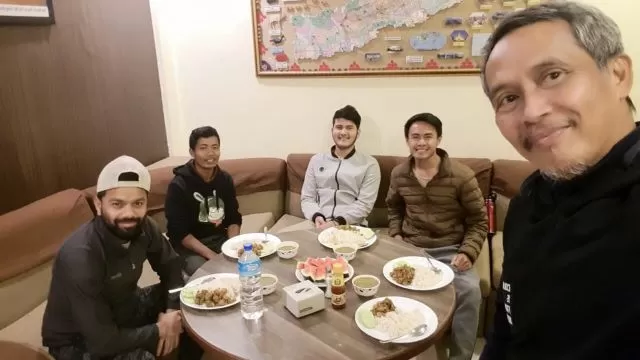 TERKURUNG DI HOTEL: Teddy Herianto (paling kanan) dan Adi Murdani (dua dari kanan), yang kini berada di Hotel Yalla Peak, Kathmandu. | FOTO: TEDDY HERIANTO FOR RADAR BANJARMASIN