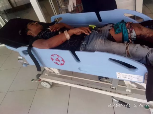 PELAJARAN BERHARGA: Zainuddin dengan paha bersimbah darah dibawa ke IGD Rumah Sakit Ulin. Motif penganiayaan masih diselidiki polisi. | FOTO: EMERGENCY FOR RADAR BANJARMASIN