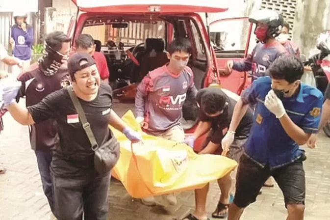 EVAKUASI: Relawan emergency membawa jenazah ke kamar pemulasaran jenazah Rumah Sakit Ulin, Minggu (26/4) sore. | FOTO: EMERGENCY FOR RADAR BANJARMASIN