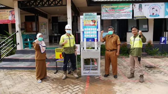 KEPEDULIAN: PT Arutmin Indonesia Tambang Asam-asam menyediakan 12 unit wastafel portable, 8 unit wastafel permanen dan 5 unit sprayer beserta disinfektan untuk masyarakat. | FOTO: ARUTMIN FOR RADAR BANJARMASIN
