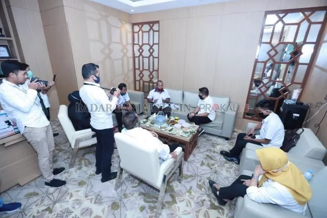 AUDIENSI: Perwakilan aliansi buruh Banua saat bertemu dengan Wakil Ketua DPRD Kalsel M Syaripuddin, belum lama ini. | FOTO: ENDANG SYARIFUDDIN/RADAR BANJARMASIN