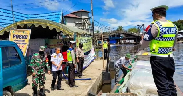 CEK: Anggota Satlantas Polres HSU mengunjungi posko lalu lintas dan dermaga sungai di Danau Panggang dalam rangka imbauan larangan mudik di tengah pandemi Covid-19.
