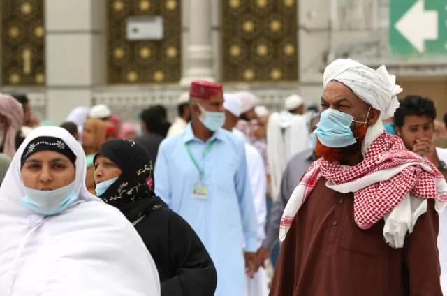 TANAH SUCI: Para jemaah mengelilingi Kakbah di Masjidil Haram, Mekah, 13 Maret 2020. | Foto: AFP