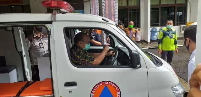 TES AMBULAN : Bupati Tabalong H Anang Syakhfiani mencoba ambulan pemberian Adaro dan mitra untuk operasional perawatan pasien corona di RSUD H Badarudin Tanjung.