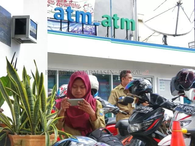 TAHUN INI TIDAK PENUH: PNS di Kotabaru menunggu pencairan THR tahun lalu. | DOK/RADAR BANJARMASIN