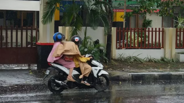 BERSIAP: Pengendara melaju dalam cuaca buruk di Banjarbaru. BMKG meramalkan cuaca ekstrem akan terjadi beberapa hari ke depan. | DOK/RADAR BANJARMASIN