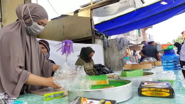PUTAR OTAK: Para pedagang musiman saat Ramadan harus kreatif mencari cara lain untuk berdagang di tengah pandemi corona. | FOTO: WAHYUDI/RADAR BANJARMASIN
